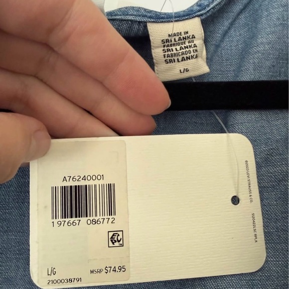 Levi's Women's Light Blue Denim Top Size L BNWT - Picture 2 of 2